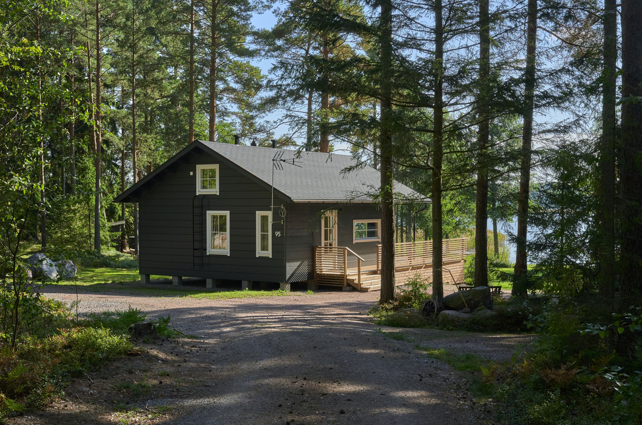 huvila-ulkokuva-pihatie-mannyt-kimara-vehmaa-1